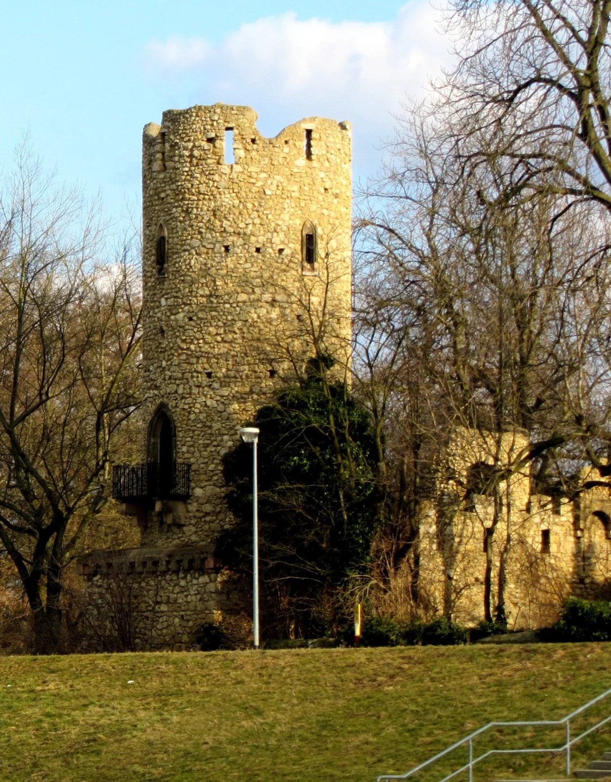 Historische Ruine im Verna-Park in Rüsselsheim am Main